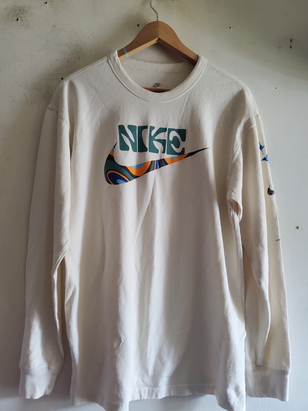 Nike Cream Long-Sleeve Graphic Logo Shirt Size Small.